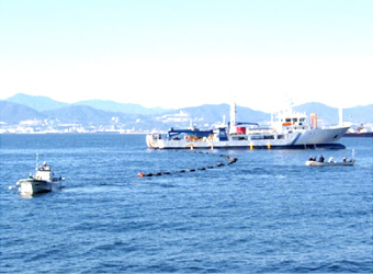 ケーブル繰出しと作業艇牽引