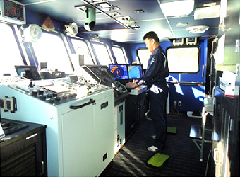 「おりおん」ブリッジ操船中